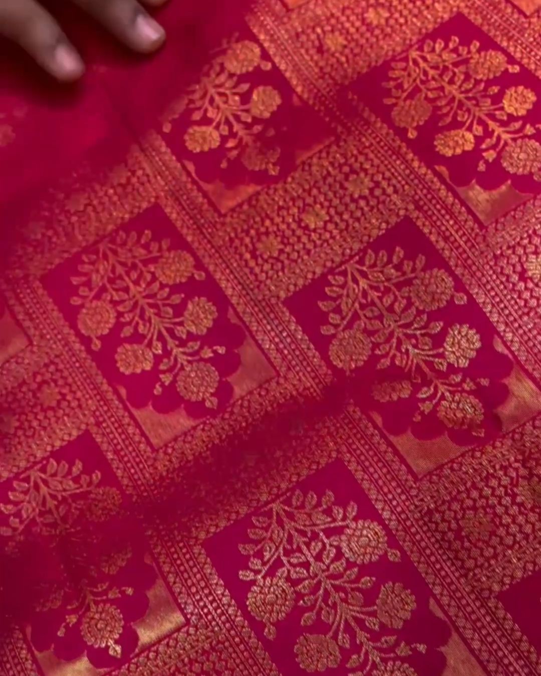 Vaira Oosi Pink Silk Saree